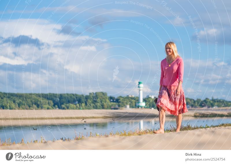 Frau wandert lächelnd am Kieler Ostseestrand Stil Ferien & Urlaub & Reisen Tourismus Ferne Sommer Sommerurlaub Strand Meer Mensch feminin Erwachsene Mutter