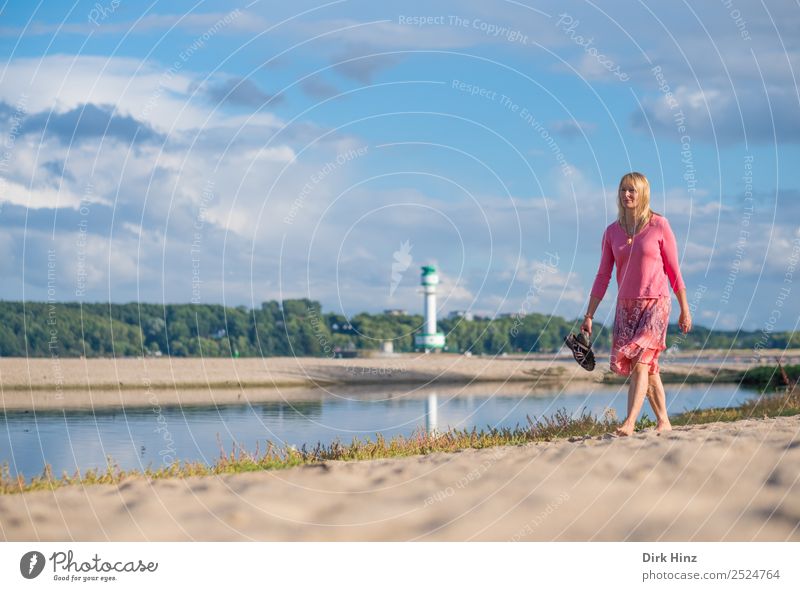 Frau wandert barfuß am Ostseestrand Stil Ferien & Urlaub & Reisen Tourismus Ausflug Sommer Sommerurlaub Sonne Strand Meer Mensch feminin Erwachsene Mutter Leben