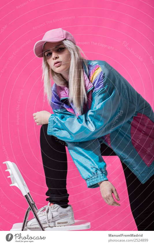 Stilvolle junge Frau posierend Lifestyle schön Schminke Stuhl Erwachsene Mode Bekleidung retro verrückt Coolness 80s rosa Hintergrund Beute anlehnen Teenager