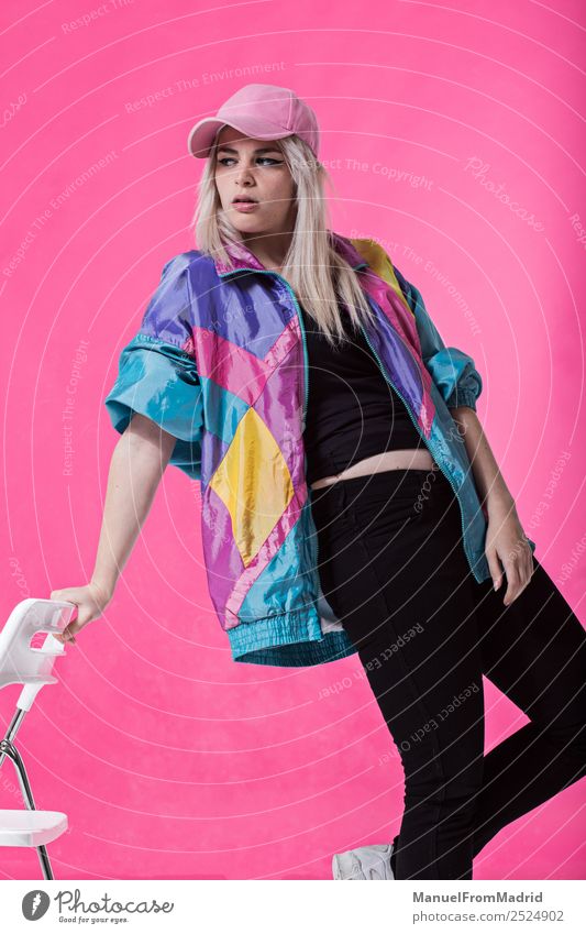 Stilvolle junge Frau posierend Lifestyle schön Schminke Stuhl Erwachsene Mode Bekleidung retro verrückt Coolness 80s rosa Hintergrund Beute anlehnen Teenager