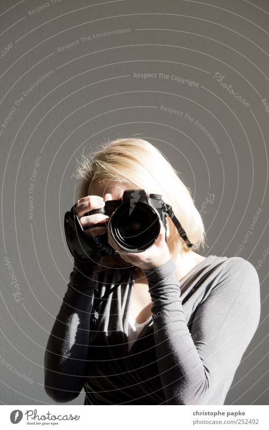 Schuss-Gegenschuss Freizeit & Hobby Fotografieren Fotokamera Technik & Technologie Junge Frau Jugendliche 1 Mensch 18-30 Jahre Erwachsene Medien blond
