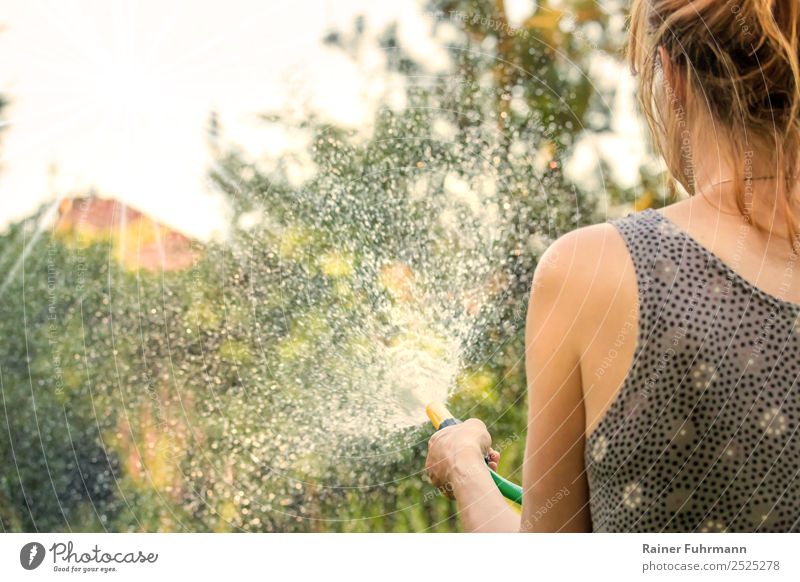 eine Frau wässert ihren Garten mit einem Gartenschlauch Mensch feminin Erwachsene 1 Umwelt Natur Arbeit & Erwerbstätigkeit Klima "Garten wässern Sommer Hitze