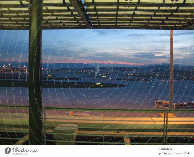 Fernweh Flugzeug Aussicht Plattform Abendsonne Abenddämmerung Architektur fliegen Ferien & Urlaub & Reisen Flughafen Aussichtsterasse Blick