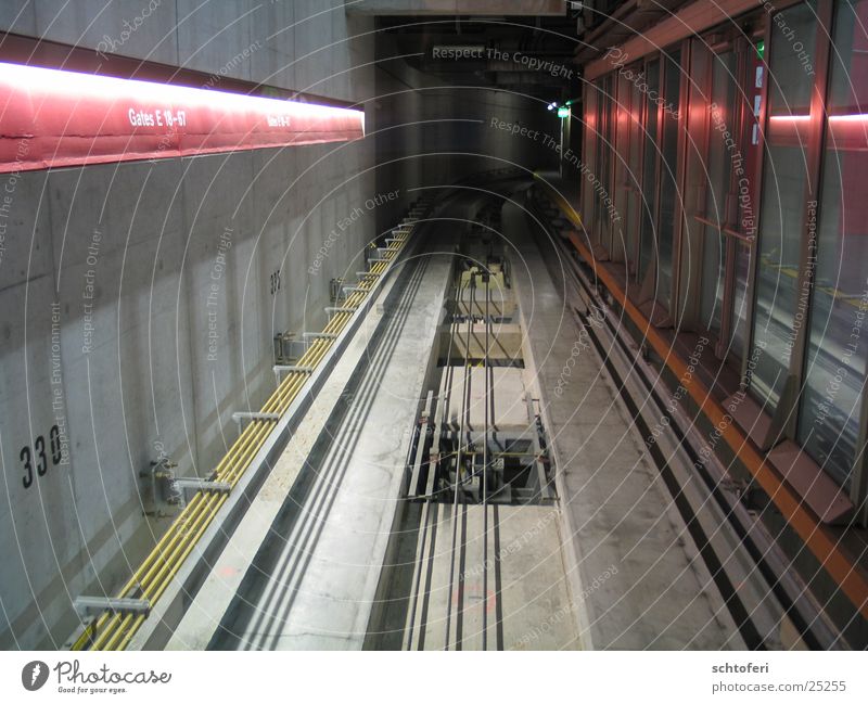 Kabel-Metro Tunnel Seilbahn Unendlichkeit planlos Zukunft Verkehr U-Bahn Eisenbahn Eisenrohr Ziel Loch Güterverkehr & Logistik