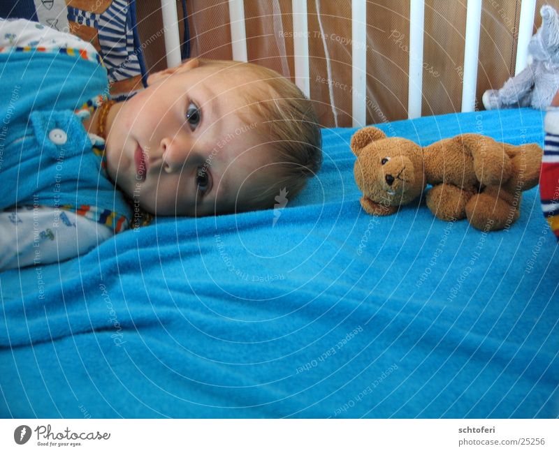 boy_and_bear Kind Junge Baby Teddybär Denken ernst seriös Bett Zufriedenheit aufwachen Freundschaft Sicherheit Geborgenheit Mann Boy Bär Partner