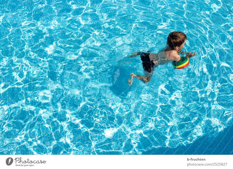Kind mit Schwimmreifen im Pool Leben Schwimmbad Schwimmen & Baden Freizeit & Hobby Ferien & Urlaub & Reisen Freiheit Sommer Wasser lernen frisch Gesundheit blau