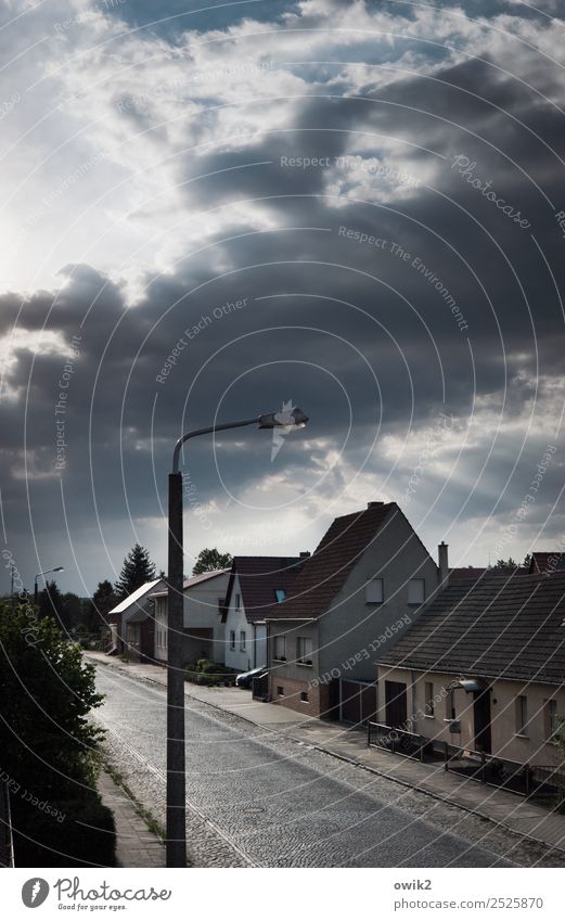 Straßendorf Himmel Wolken Horizont Sträucher Landkreis Teltow-Fläming Dorf bevölkert Haus Gebäude Fassade Fenster Tür Dach Straßenbeleuchtung Laternenpfahl