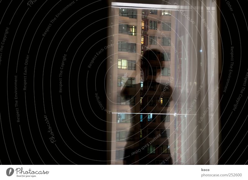Am Fenster #2 Mensch 1 Nachthimmel Hongkong China Asien Stadt Hauptstadt Stadtzentrum Haus Hochhaus Gebäude Gardine Glas berühren Blick stehen träumen