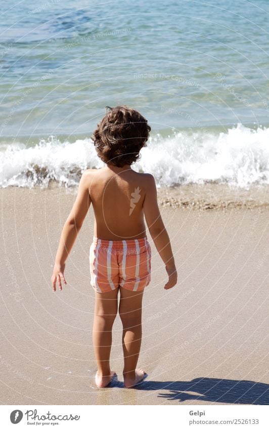 bezaubernder Junge, der am Strand vor weißem Hintergrund spielt. Freude Glück schön Schwimmbad Spielen Ferien & Urlaub & Reisen Ausflug Sommer Sonne Meer Kind