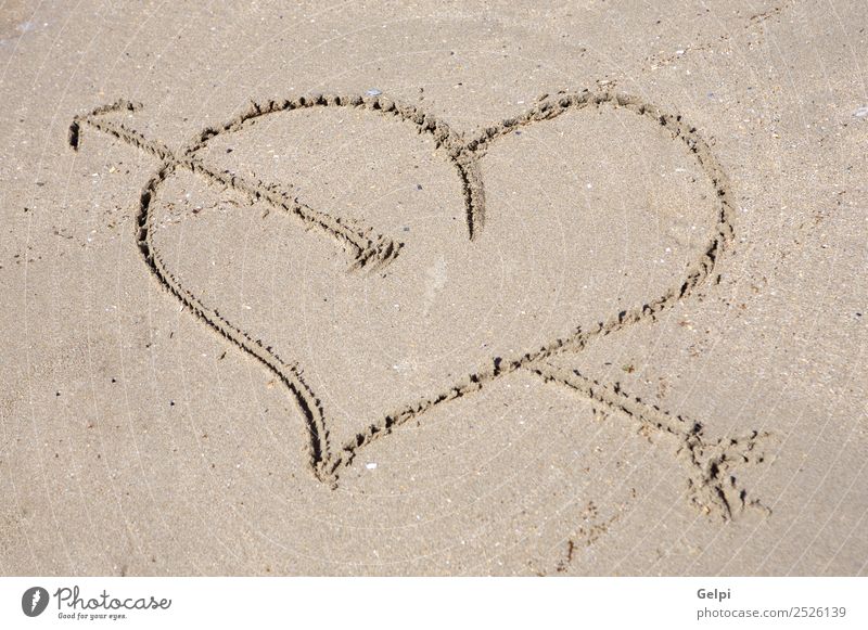 Auf Sand gezogenes Herz für den Tag des Heiligen Valentins schön Sommer Strand Meer Küste Liebe zeichnen schreiben nass gold Gefühle Leidenschaft Romantik