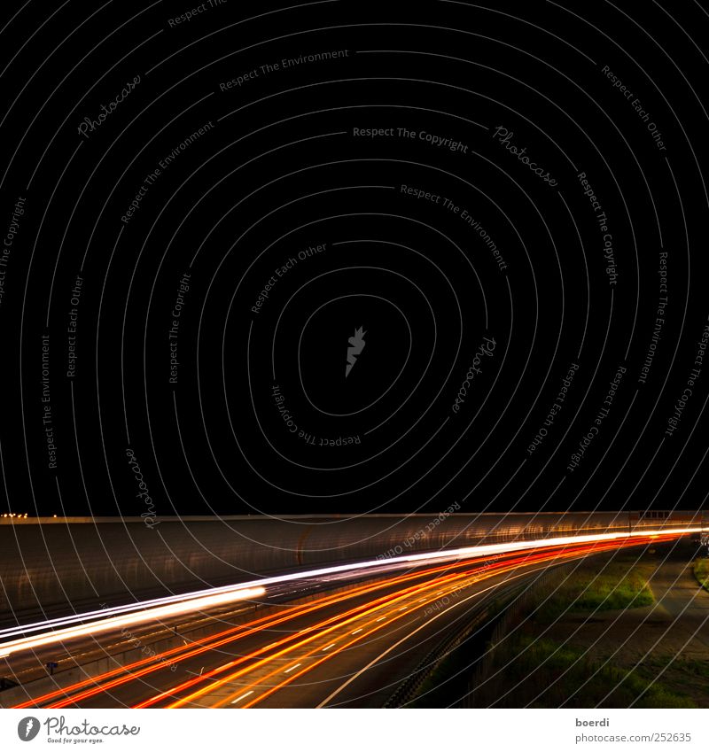 gUtenacht Verkehr Straße Autobahn Linie leuchten Beleuchtung Lichtstreifen Nachtaufnahme Verkehrswege Außenaufnahme Langzeitbelichtung Starke Tiefenschärfe