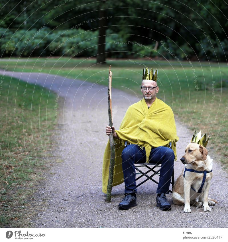 King Mo and his Chair-Man Stuhl maskulin Mann Erwachsene 1 Mensch Kunst Skulptur Theaterschauspiel Schauspieler Park Jeanshose Stoff Brille Zepter Krone