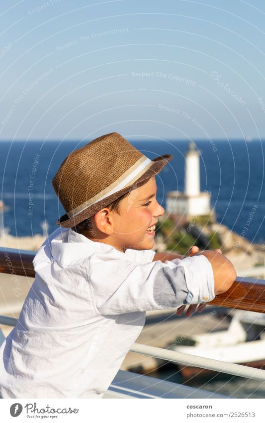 Kleines Kind, das vom Geländer einer Kreuzfahrt auf das Meer schaut. Lifestyle Freude Glück schön Leben Ferien & Urlaub & Reisen Sommer Sonne Strand Mensch