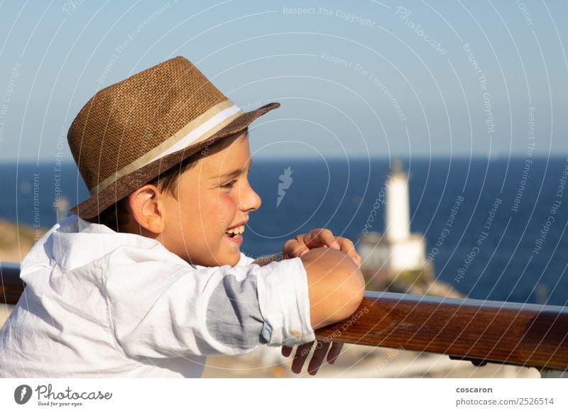 Kleines Kind, das vom Geländer einer Kreuzfahrt auf das Meer schaut. Lifestyle Freude Glück schön Leben Ferien & Urlaub & Reisen Sommer Sonne Strand Mensch