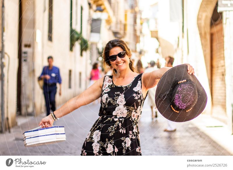 Frauen beim Einkaufen auf den Straßen von Palma, Mallorca, Spanien. Lifestyle Freude Glück schön Erholung Ferien & Urlaub & Reisen Tourismus Mensch feminin