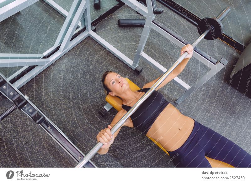 Frau mit Langhantel auf einer Bankpresse Training Lifestyle schön Körper Sport Arbeit & Erwerbstätigkeit Mensch Erwachsene Arme Fitness authentisch muskulös