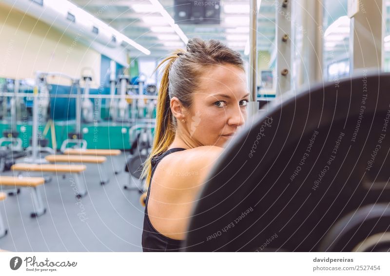 Frau ruht nach dem Anheben der Langhantel auf Muskeltraining. Lifestyle schön Körper Sport Fotokamera Mensch Erwachsene Arme Fitness authentisch dünn Erotik