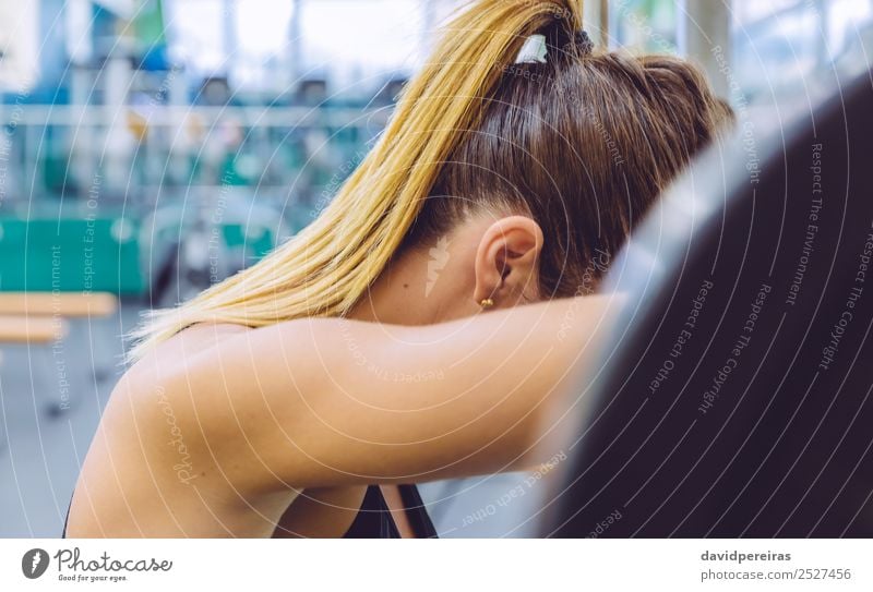 Frau ruht müde nach dem Anheben der Langhantel beim Muskeltraining. Lifestyle schön Körper Sport Mensch Erwachsene Arme Fitness authentisch dünn Erotik muskulös