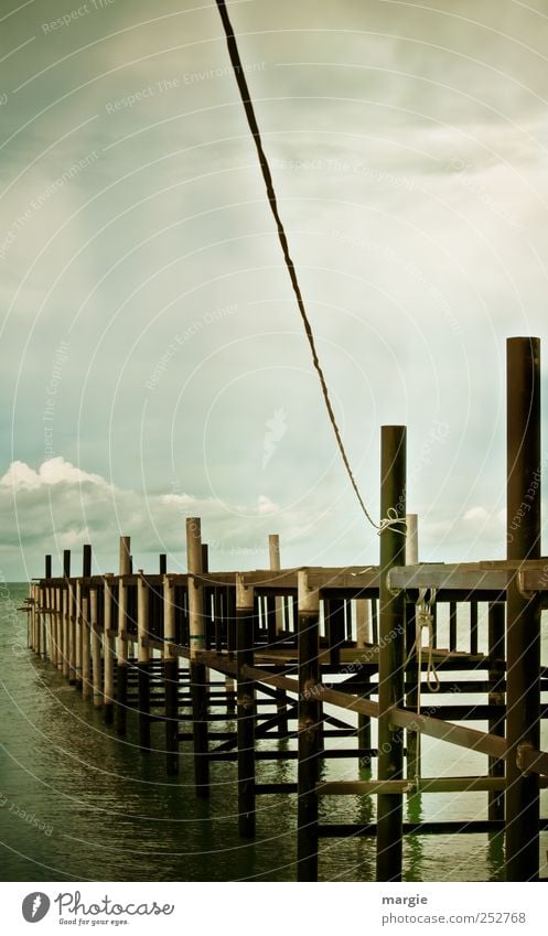 Verbindung nach oben: ein Holzsteg ins Meer mit einem Seil nach oben Umwelt Natur Wasser Himmel Wolken Gewitterwolken Horizont Wetter Wellen Strand Fischerdorf