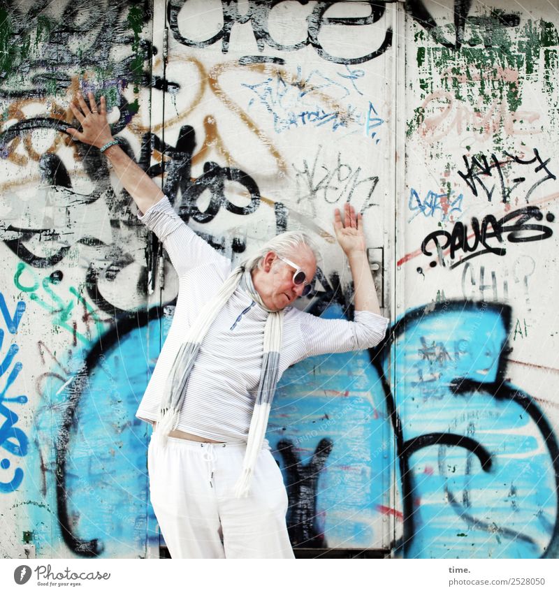 Divo Rolfo maskulin Mann Erwachsene 1 Mensch Künstler Theaterschauspiel Mauer Wand T-Shirt Hose Sonnenbrille Schal Zeichen Schriftzeichen Graffiti drehen stehen