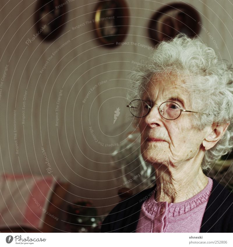 Sonntags Wohnzimmer Mensch Weiblicher Senior Frau Großmutter Kopf 1 60 und älter alt demütig Sorge Müdigkeit Einsamkeit Leben Schwäche Vergänglichkeit Farbfoto