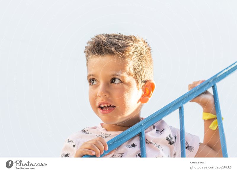 Kleiner Junge, der sich auf ein Geländer in einem weiß-blauen Dorf stützt. Lifestyle Freude Glück schön Gesicht Ferien & Urlaub & Reisen Sommer Sommerurlaub