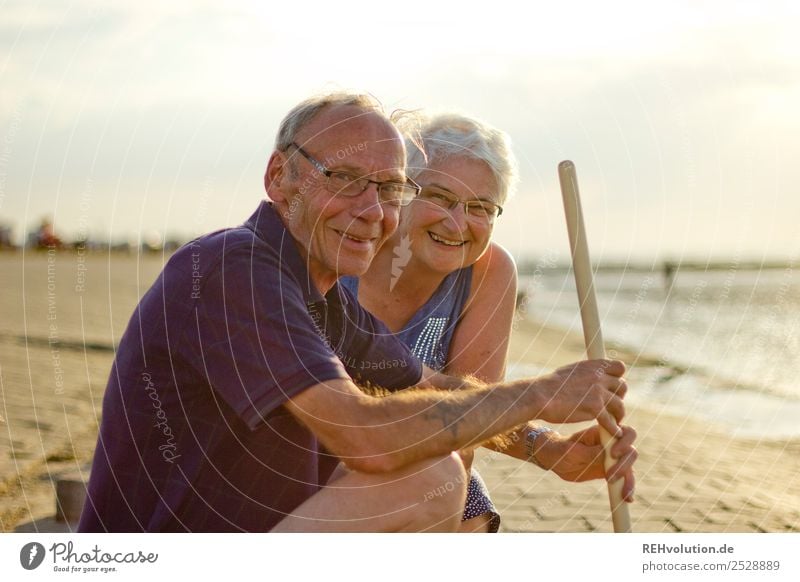 Lachendes Rentnerpärchen am Meer Gesundheit Leben Zufriedenheit Erholung ruhig Freizeit & Hobby Ferien & Urlaub & Reisen Sommer Sommerurlaub Strand Mensch