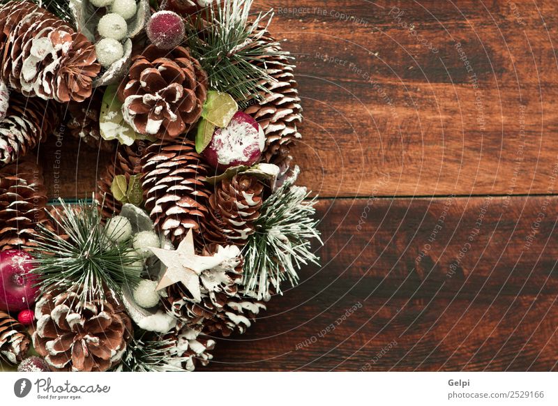 Zarter Weihnachtskranz aus Kiefernzapfen auf Holzuntergrund Frucht Apfel schön Winter Schnee Dekoration & Verzierung Feste & Feiern Weihnachten & Advent