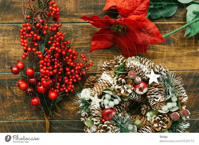 Zarter Weihnachtskranz aus Kiefernzapfen auf Holzuntergrund Frucht Apfel Reichtum Design Winter Schnee Dekoration & Verzierung Feste & Feiern