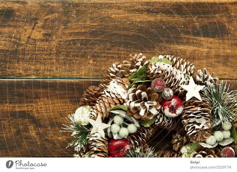 Zarter Weihnachtskranz aus Kiefernzapfen auf Holzuntergrund Frucht Apfel schön Winter Schnee Dekoration & Verzierung Feste & Feiern Weihnachten & Advent