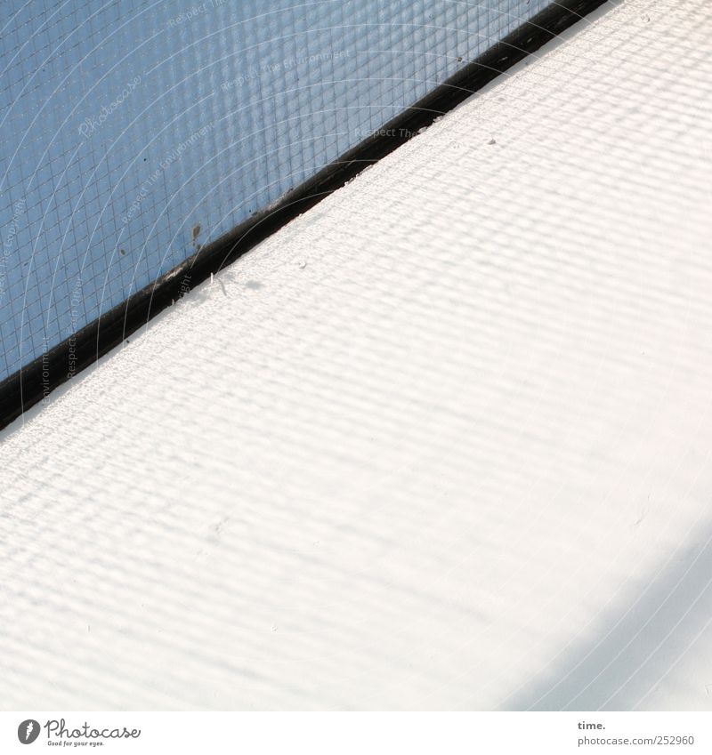Lightbox Fenster Glas Metall dreckig blau schwarz weiß Oberlicht Gitterglas Dichtung Isolierung (Material) Fuge scheckig Spinngewebe diagonal Sicherheitsglas