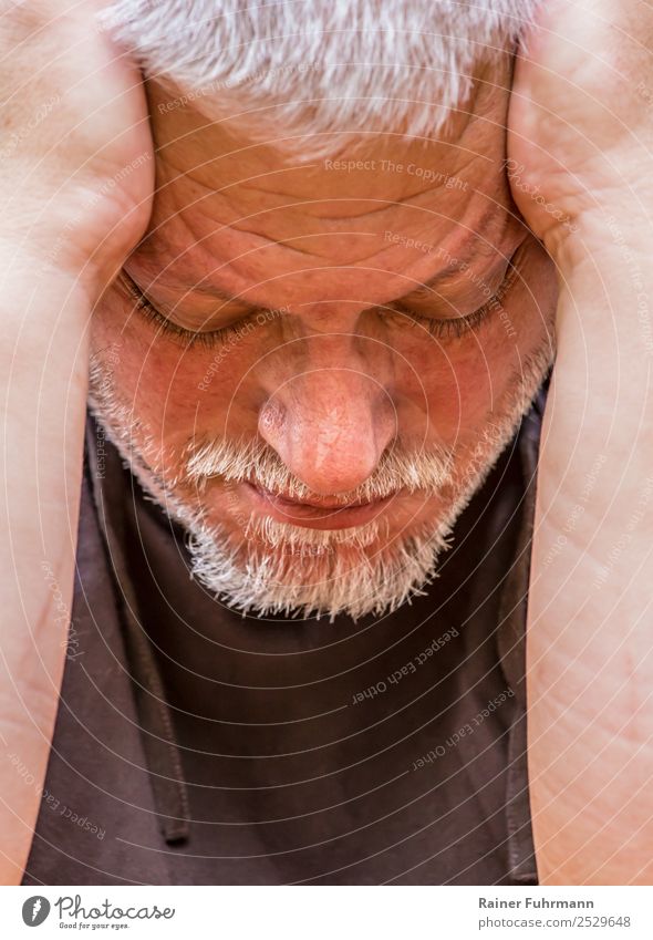 ein Mann stützt den Kopf in seine Hände Mensch maskulin Erwachsene Männlicher Senior 1 grauhaarig kurzhaarig alt sitzen Traurigkeit authentisch Einsamkeit