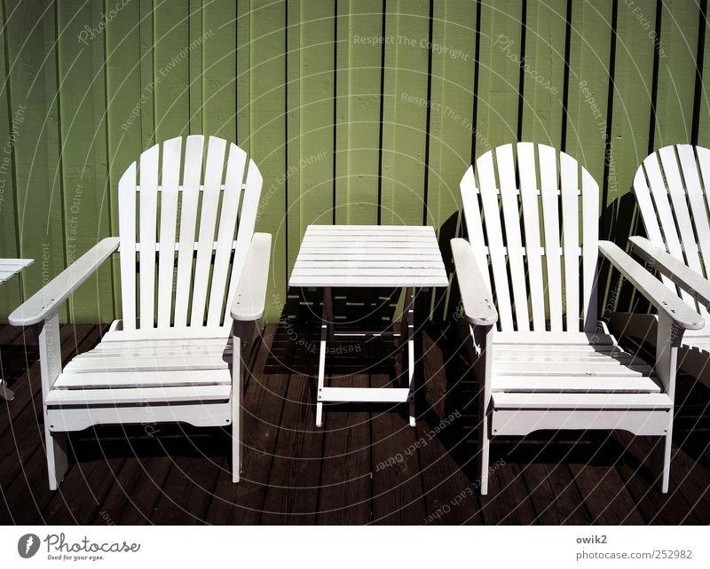 Strenges Design Stuhl Tisch Holz eckig einfach hell braun grün weiß hart Holzwand Linie parallel Geometrie Linearität streng Farbfoto Gedeckte Farben