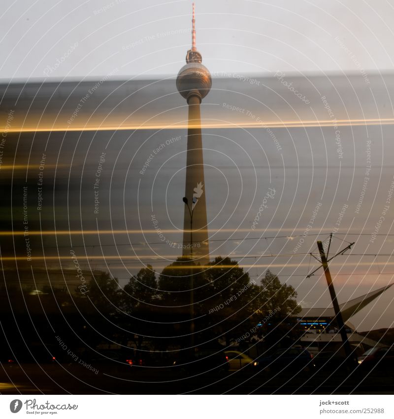 Turm - Himmel - Schwindel Hauptstadt Stadtzentrum Sehenswürdigkeit Berliner Fernsehturm Verkehrsmittel Bus fahren Geschwindigkeit Mobilität Abenddämmerung