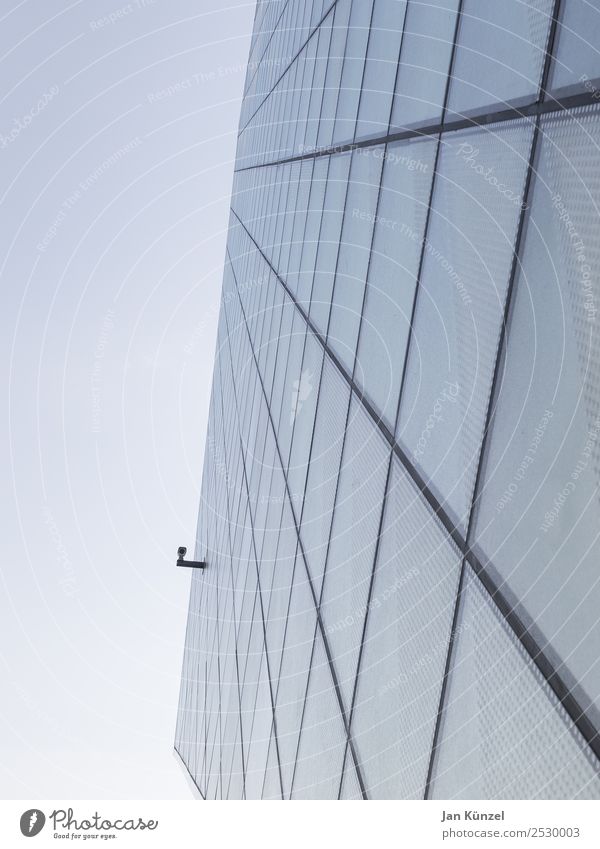 Moderne Glasfassaden-Architektur mit Überwachungskamera Videokamera Überwachungsgerät High-Tech Himmel Wolkenloser Himmel Stadt Menschenleer Haus Bauwerk