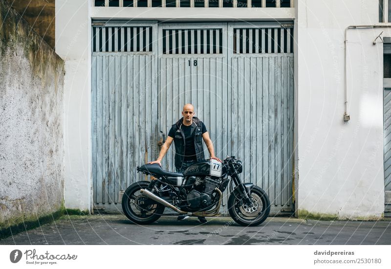Bauherr posiert mit einem Motorrad Lifestyle Stil Ausflug Mensch Mann Erwachsene Straße Fahrzeug Glatze stehen authentisch retro schwarz Stolz Körperhaltung