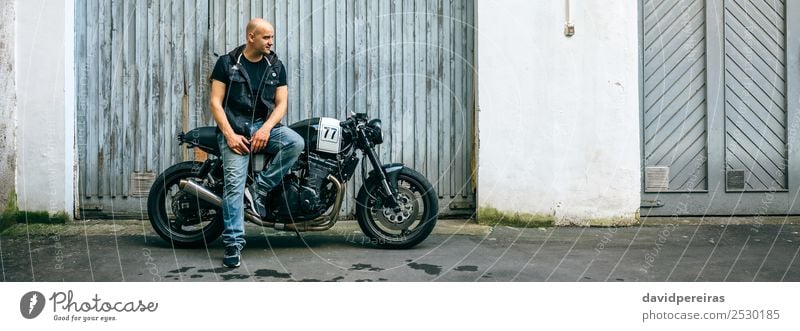 Biker posieren mit einem Motorrad Lifestyle Stil Mensch Mann Erwachsene Straße Fahrzeug Glatze Lächeln sitzen authentisch retro schwarz Stolz panoramisch
