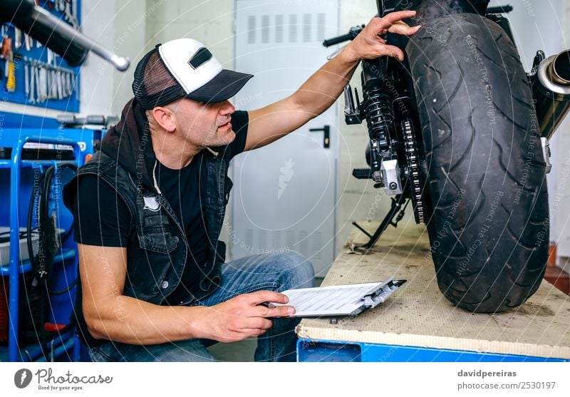 Mechanisches Kontrollrad eines kundenspezifischen Motorrads Lifestyle Stil Arbeit & Erwerbstätigkeit Mensch Mann Erwachsene Fahrzeug Jeanshose Turnschuh