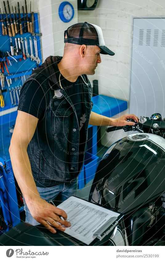 Mechanische Überprüfung des Motorrads Lifestyle Stil Arbeit & Erwerbstätigkeit Mensch Mann Erwachsene Fahrzeug authentisch retro Mechaniker benutzerdefiniert