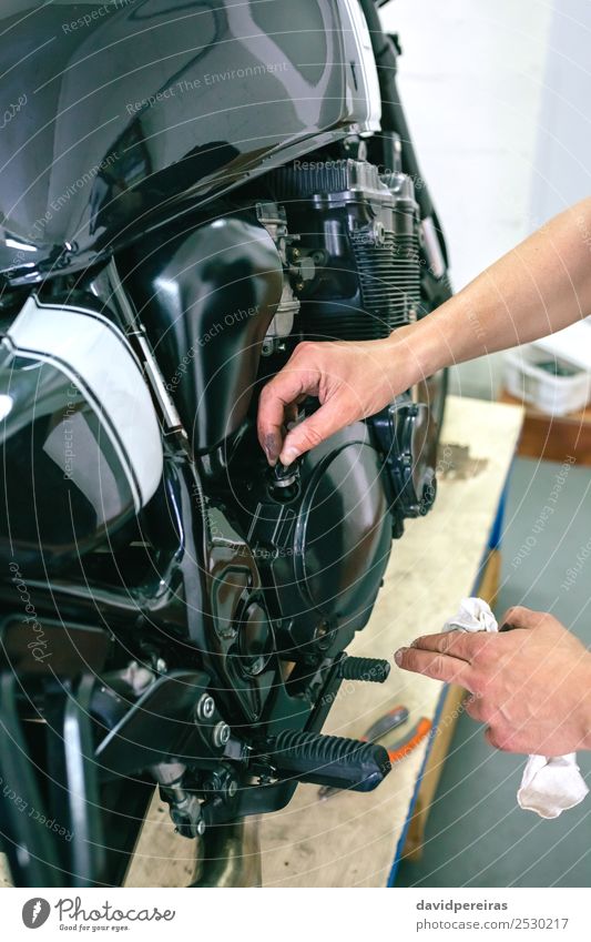 Mechanische Reparatur von kundenspezifischen Motorrädern Lifestyle Arbeit & Erwerbstätigkeit Mensch Mann Erwachsene Hand Fahrzeug Motorrad Stoff authentisch