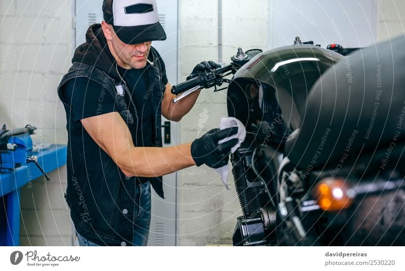 Mechanische Reinigung eines Motorrads Lifestyle Stil Arbeit & Erwerbstätigkeit Mensch Mann Erwachsene Fahrzeug Stoff authentisch hell retro schwarz altehrwürdig