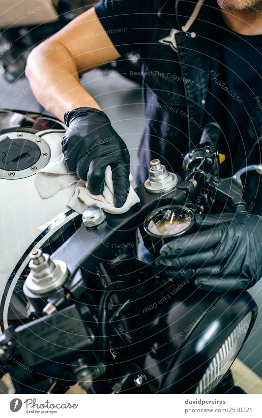 Mechanische Reinigung eines Motorrads Lifestyle Stil Arbeit & Erwerbstätigkeit Mensch Mann Erwachsene Hand Fahrzeug Stoff authentisch retro schwarz unkenntlich