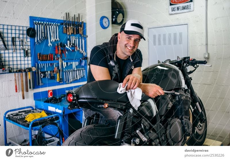 Mechanisches Posieren mit einem Motorrad Lifestyle Stil Glück Arbeit & Erwerbstätigkeit Mensch Mann Erwachsene Fahrzeug Stoff Lächeln authentisch retro schwarz
