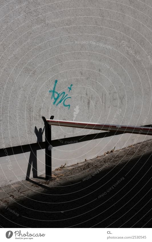 schranke Mauer Wand Verkehr Verkehrswege Straße Wege & Pfade Schranke Zeichen Schriftzeichen Graffiti trist grau Ende stagnierend Verbote Farbfoto Außenaufnahme