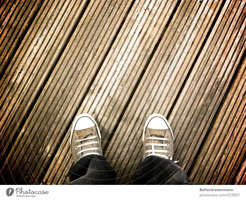 Chuck Norris auf dem Holzweg Lifestyle Stil Strandbar Fuß 1 Mensch Herbst Terrasse Fußgänger Wege & Pfade Mode Jeanshose Schuhe Turnschuh Chucks Converse Cons