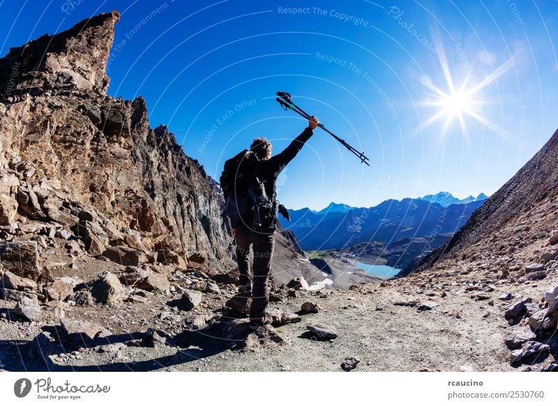 Wanderer erreicht einen hohen Bergpass Ferien & Urlaub & Reisen Abenteuer Expedition Sommer Sonne Berge u. Gebirge wandern Sport Erfolg Mann Erwachsene Natur