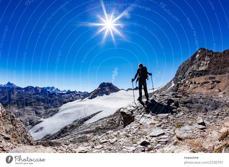 Wanderer erreicht einen hohen Bergpass, italienische Alpen Ferien & Urlaub & Reisen Abenteuer Expedition Sommer Sonne Berge u. Gebirge wandern Sport Erfolg Mann