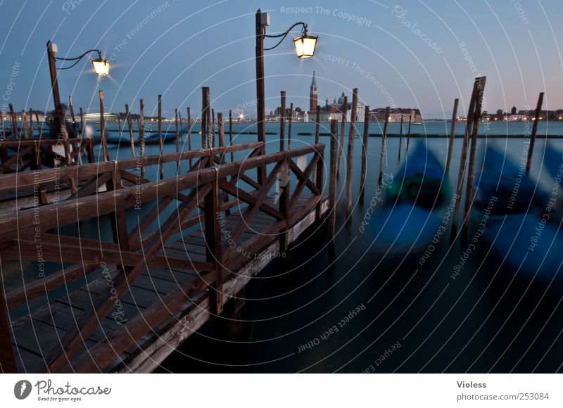 venice gondola II Stadt Altstadt entdecken schaukeln blau Italien Venedig Anlegestelle Gondoliere Gondel (Boot) Hafenstadt Farbfoto Außenaufnahme Experiment
