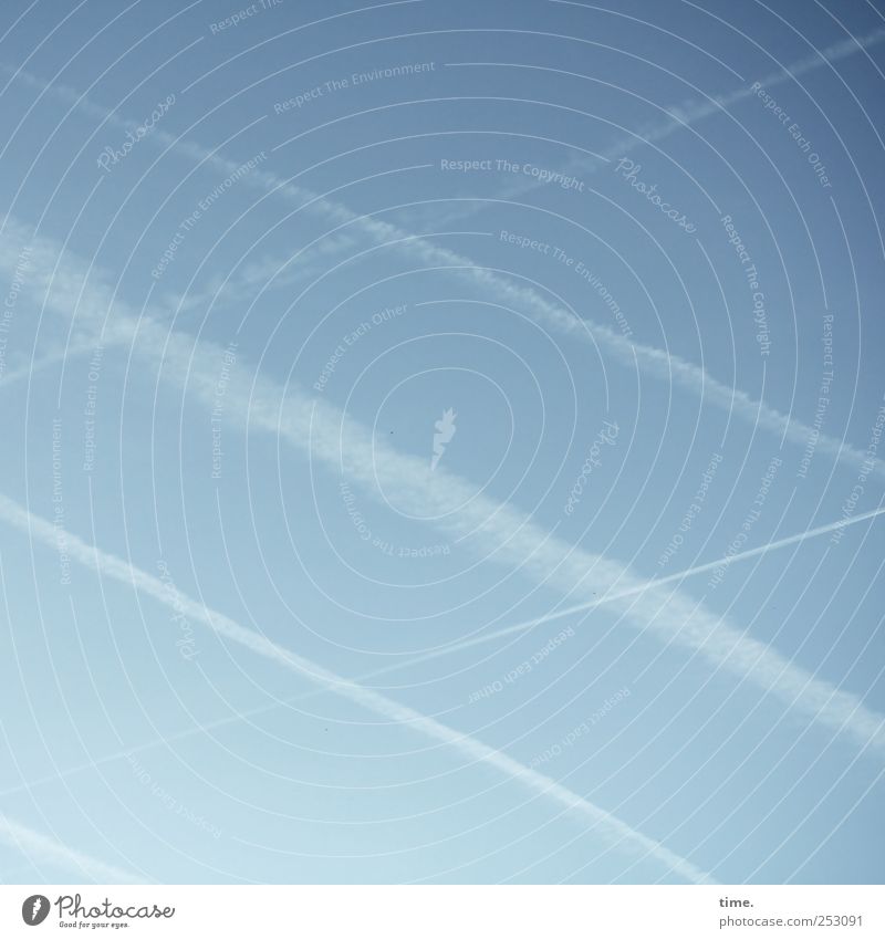Himmel über Frankfurt Zufriedenheit Luftverkehr Umwelt Wind Kreuz blau weiß Symmetrie Kondensstreifen verweht hreuzweise Gleichgewicht Farbfoto Gedeckte Farben