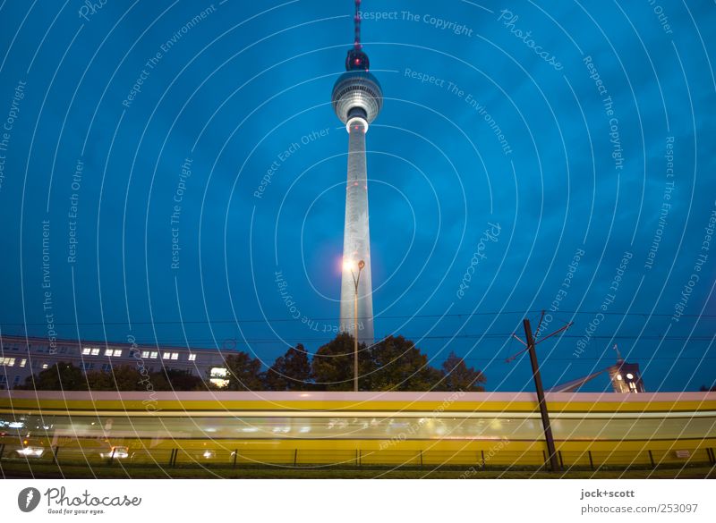 Weg zum Ziel (blaue Stunde) Nachthimmel Berlin-Mitte Hauptstadt Stadtzentrum Sehenswürdigkeit Berliner Fernsehturm Verkehr Verkehrswege
